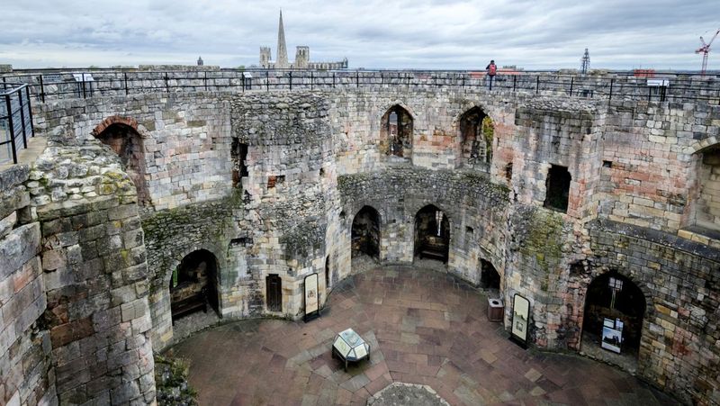 Dimineața Nebună. Turnul care găzduiește toaleta lui Henric al III-lea, restaurat și este deschis vizitatorilor. Audio