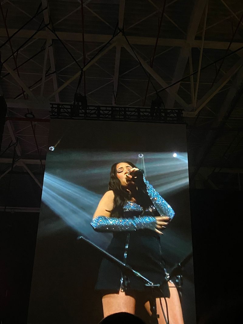 Nicole Cherry a cântat în deschiderea lui Maluma