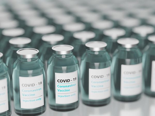 Dimineața Nebună. O femeie care a decedat &icirc;n urmă cu 23 de ani, amendată că nu s-a vaccinat. Audio