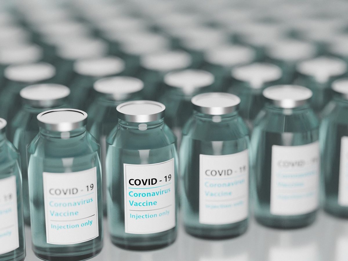 Dimineața Nebună. O femeie care a decedat în urmă cu 23 de ani, amendată că nu s-a vaccinat. Audio