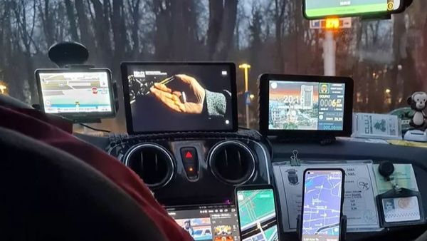 Un taximetrist din Cluj a devenit viral! Nici mai mult nici mai puțin de 10 ecrane avea pe bordul mașinii: „Greu cu tehnologia”