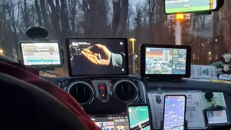 Un taximetrist din Cluj a devenit viral! Nici mai mult nici mai puțin de 10 ecrane avea pe bordul mașinii: &bdquo;Greu cu tehnologia&rdquo;