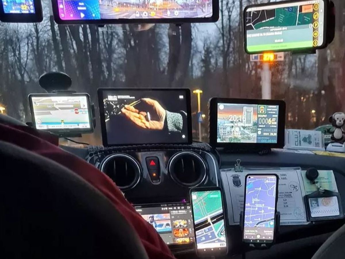 Un taximetrist din Cluj a devenit viral! Nici mai mult nici mai puțin de 10 ecrane avea pe bordul mașinii: „Greu cu tehnologia” 
