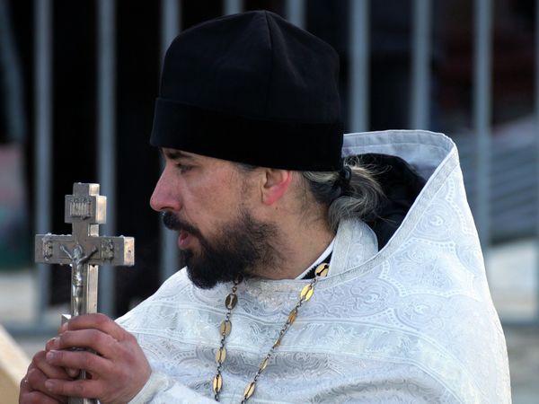Dimineața Nebună. Scuza unui preot care consumase alcool &icirc;nainte de a urca la volan: &bdquo;Am gustat vinul de &icirc;mpărtășanie&rdquo;. Audio