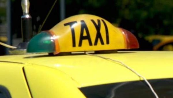 VIDEO: Șofer de taxi, filmat de un client când joacă la păcănele în timpul cursei: „Așa poți muri din cauza unui neatent”