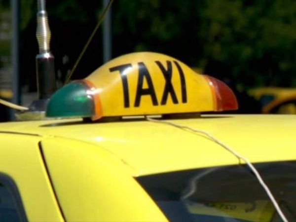 VIDEO: Șofer de taxi, filmat de un client c&acirc;nd joacă la păcănele &icirc;n timpul cursei: &bdquo;Așa poți muri din cauza unui neatent&rdquo;