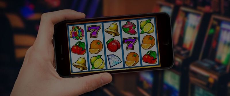 Șofer de taxi, filmat de un client când joacă la păcănele în timpul cursei