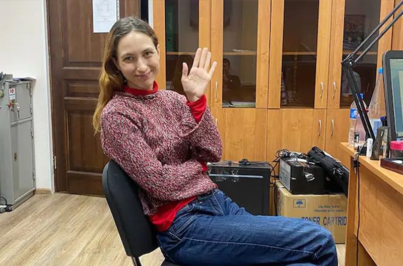 O artistă din Rusia a fost arestată după ce a scris pe etichetele unor produse dintr-un magazin mesaje  referitoare la războiu din Ucraina.