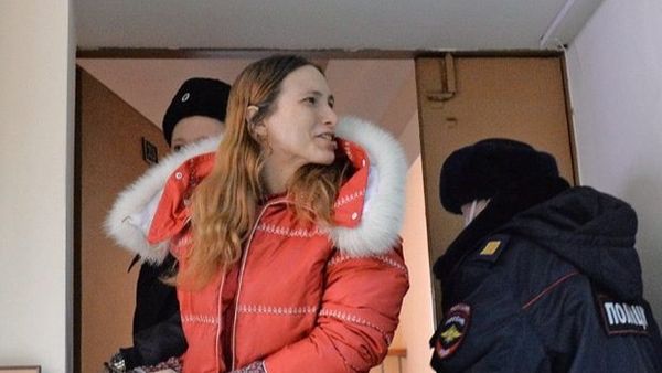 O artistă din Rusia riscă până la 10 ani de închisoare! A înlocuit etichetele de preț dintr-un supermarket cu știri despre războiul din Ucraina: „Este o infracțiune gravă”