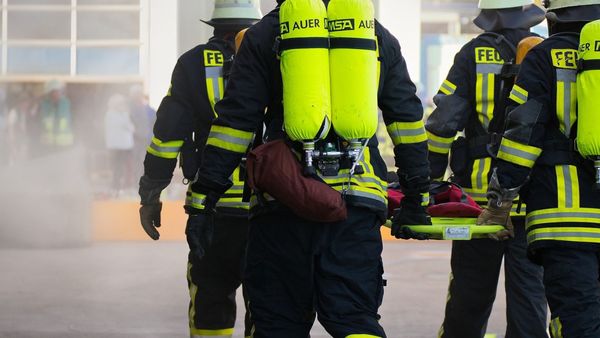 Dimineața Nebună. Pompierii chemați la o intervenție au mers cu mașina defectă. A fost nevoie de intervenția altui echipaj pentru a stinge focul. Audio