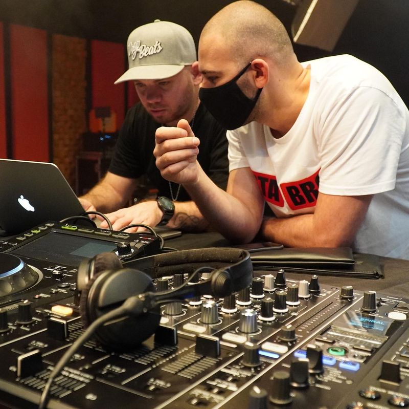 Cine sunt părinţii lui Spike?