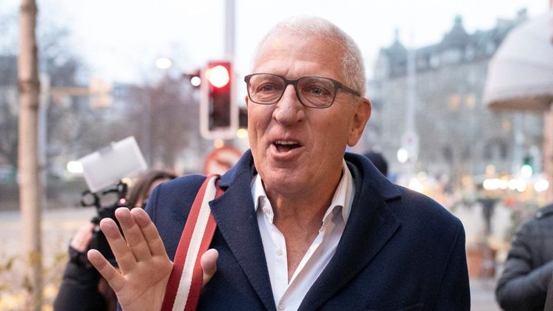 Dimineața Nebună. Fost șef de bancă, trimis la închisoare pentru că a utilizat fonduri ale băncii pentru a merge la cluburi de striptease