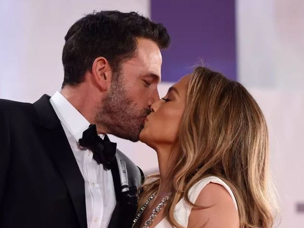 Jennifer Lopez, noi detalii despre momentul &icirc;n care a fost cerută &icirc;n căsătorie de Ben Affleck: &bdquo;M-am uitat &icirc;n ochii lui și am &icirc;nceput să pl&acirc;ng!&rdquo;