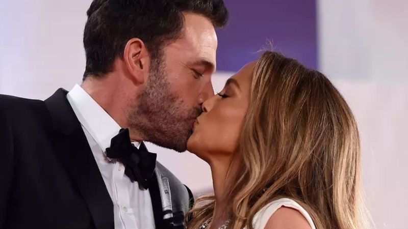 Jennifer Lopez, noi detalii despre momentul &icirc;n care a fost cerută &icirc;n căsătorie de Ben Affleck: &bdquo;M-am uitat &icirc;n ochii lui și am &icirc;nceput să pl&acirc;ng!&rdquo;