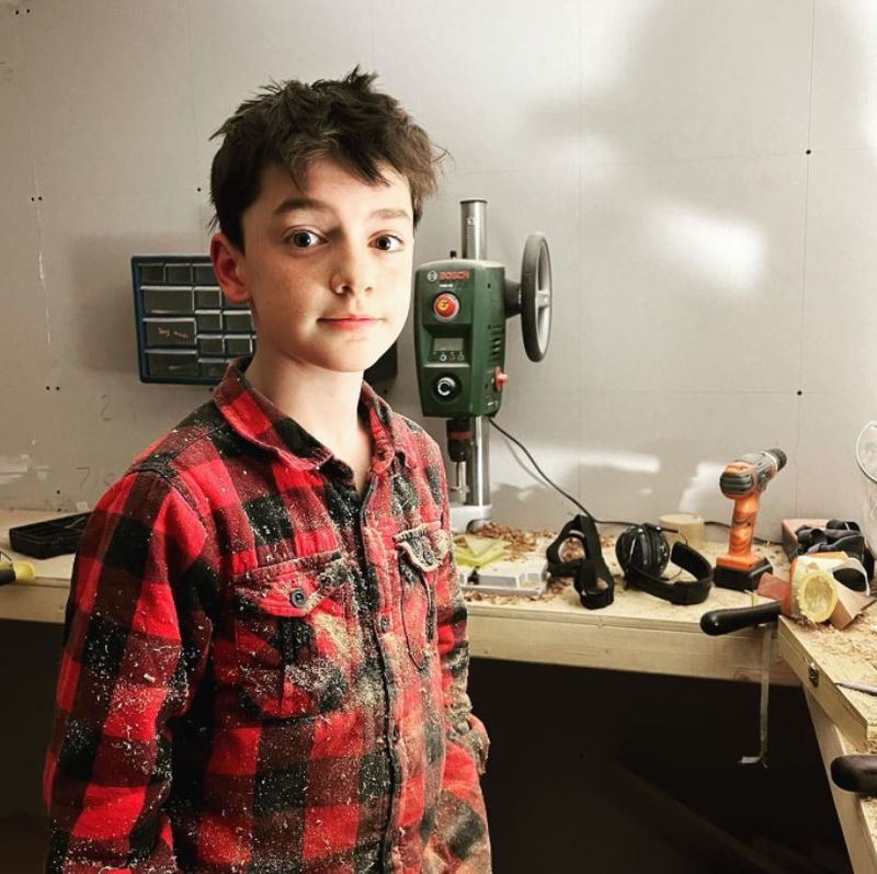 Un copil englez de 12 ani a strâns peste 220.000 de lire pentru copiii din Ucraina, cu un bol de lemn