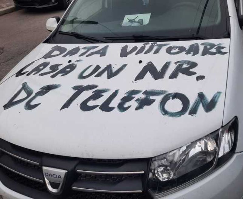 Mesajul scris de un clujean pe maşina celui care i-a blocat accesul în curte