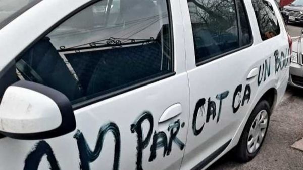 Întâmplare tragi-comică! Mesajul scris de un clujean pe maşina celui care i-a blocat accesul în curte: „Am parcat ca un bou”