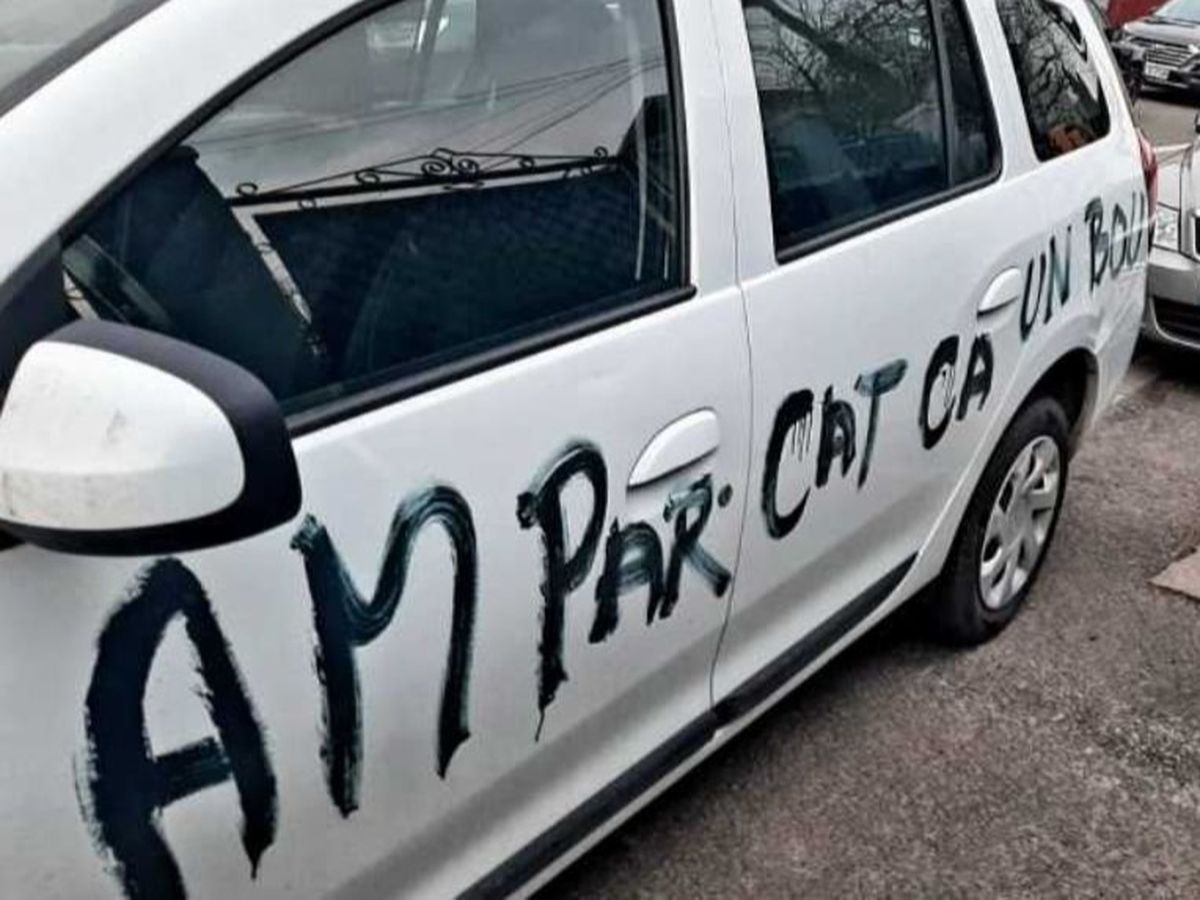 Întâmplare tragi-comică în Cluj! Mesajul scris de un clujean pe maşină celui care i-a blocat accesul în curte