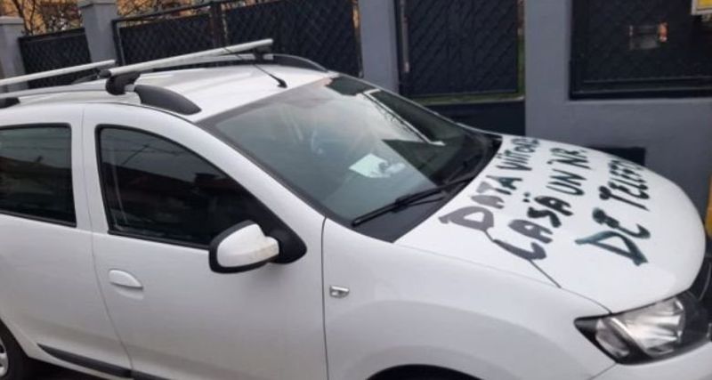 Întâmplare tragi-comică în Cluj! Mesajul scris de un clujean pe maşină celui care i-a blocat accesul în curte