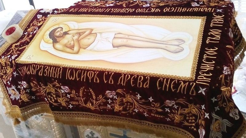 C&acirc;nd și de ce se trece pe sub masă la Biserică &icirc;n Săptăm&acirc;na Mare 2022? Semnificaţia acestui obicei