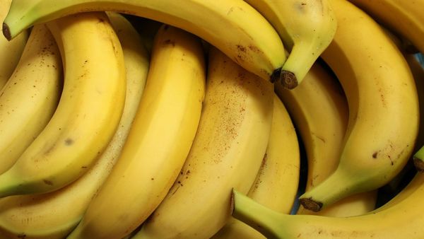 20 aprilie - Ziua Internaţională a Bananelor. Ce se &icirc;nt&acirc;mplă &icirc;n organismul tău dacă m&acirc;n&acirc;nci acest fruct &icirc;n fiecare zi?