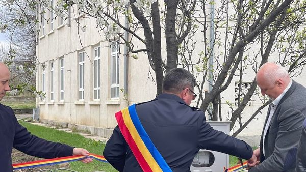 FOTO: Inagurare cu fast la Botoșani! Primul contor de gaze al unei comune a fost sfințit de şase preoți: „ Astăzi la Frumușica s-a scris istorie"