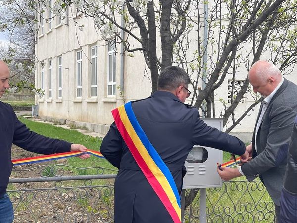 FOTO: Inagurare cu fast la Botoșani! Primul contor de gaze al unei comune a fost sfințit de şase preoți: &bdquo; Astăzi la Frumușica s-a scris istorie"