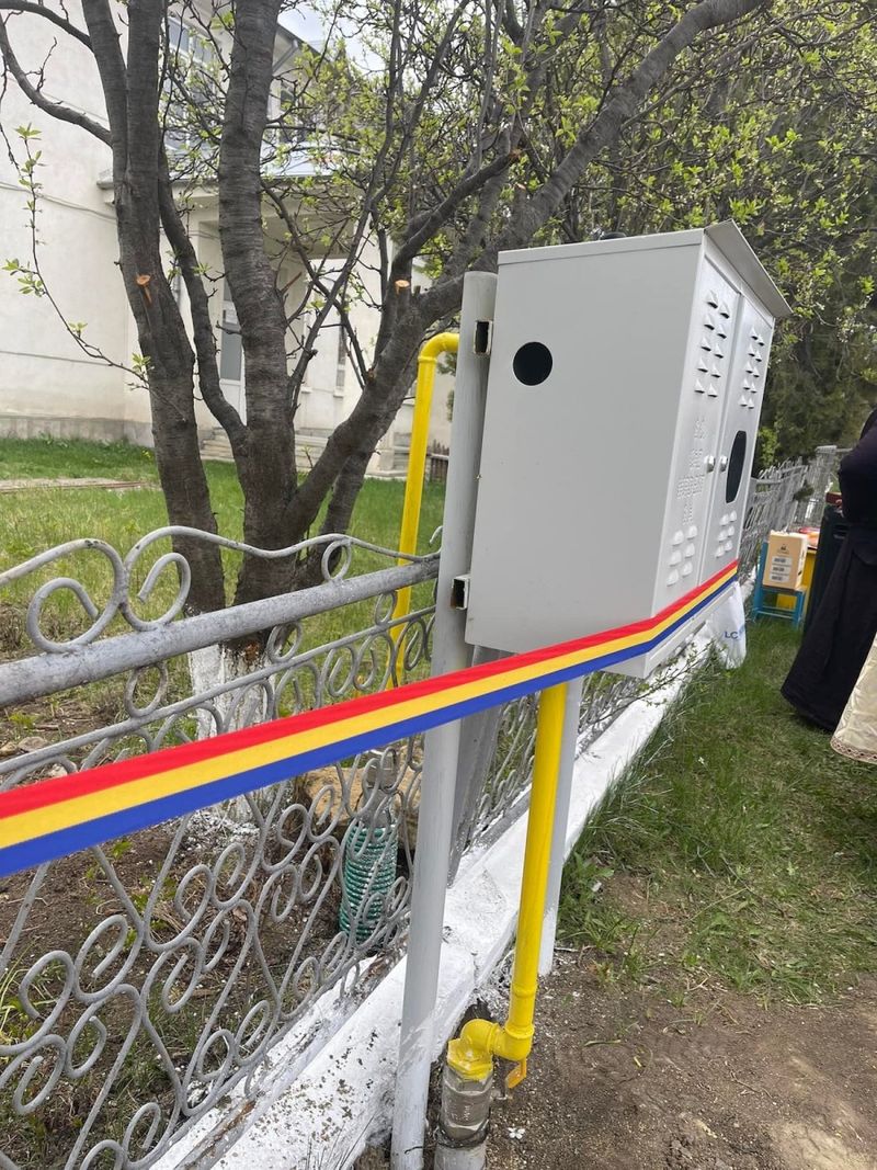 Inagurare cu fast la Botoșani! Primul contor de gaze al unei comune a fost sfințit de şase preoț