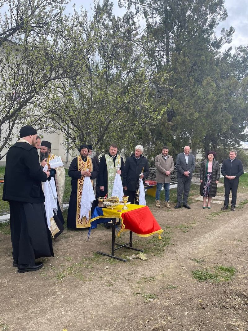 Inagurare cu fast la Botoșani! Primul contor de gaze al unei comune a fost sfințit de şase preoț