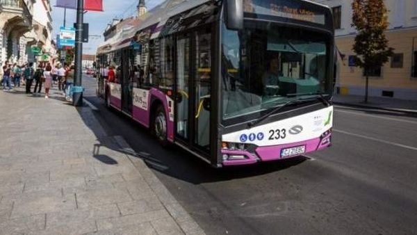 Un copil de 3 ani a ajuns la spital, după ce geamul autobuzului s-a desprins și a căzut peste el! Reacția companiei de transport public