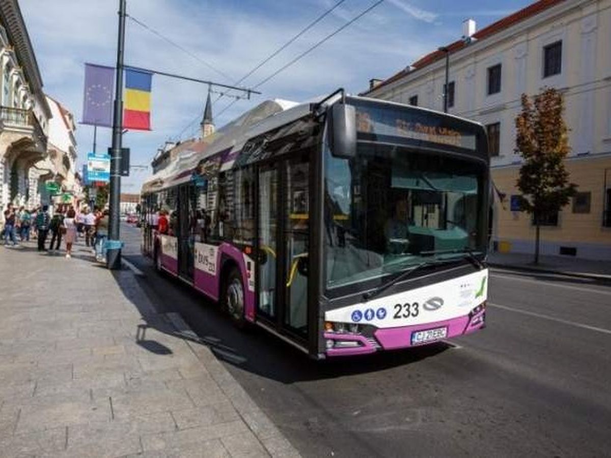 Un copil de 3 ani a ajuns la spital, după ce geamul autobuzului s-a desprins și a căzut peste el