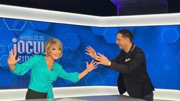 Silvia Ionita, premiata de Dan Negru cu un tort, dupa ce a gasit solutiile definitiilor de la “Jocul cuvintelor”