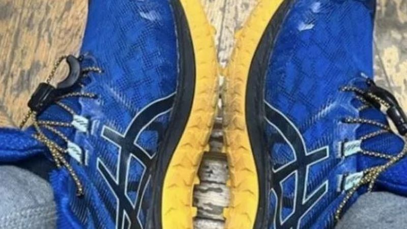 Un bărbat din Moscova, reținut și amendat pentru că purta pantofi sport &icirc;n culorile Ucrainei, albastru și galben: &bdquo;Un mijloc de agitație&rdquo;