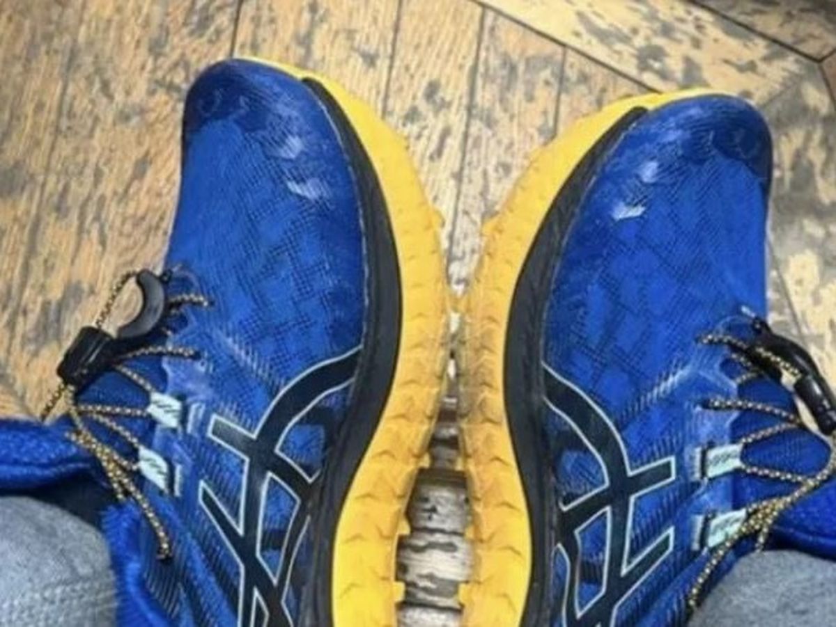 Un bărbat din Moscova, reținut și amendat pentru că purta pantofi sport în culorile Ucrainei, albastru și galben