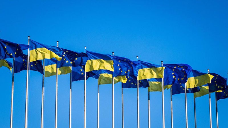 Un bărbat din Moscova, reținut și amendat pentru că purta pantofi sport în culorile Ucrainei, albastru și galben