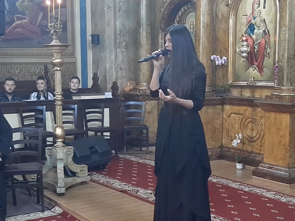 VIDEO: Paula Seling, moment artistic &icirc;ntr-o biserică din Brașov, &icirc;n Săptăm&acirc;na Mare! Anunțul făcut de artistă: &bdquo;Ce s-ar face inima fără iubire&rdquo;