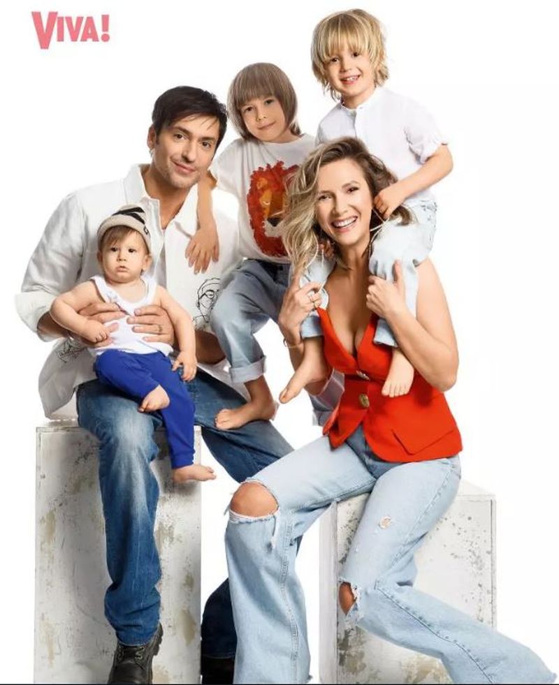 Adela Popescu și Radu Vâlcan oferă publicului prima imagine cu mezinul familiei, Adrian