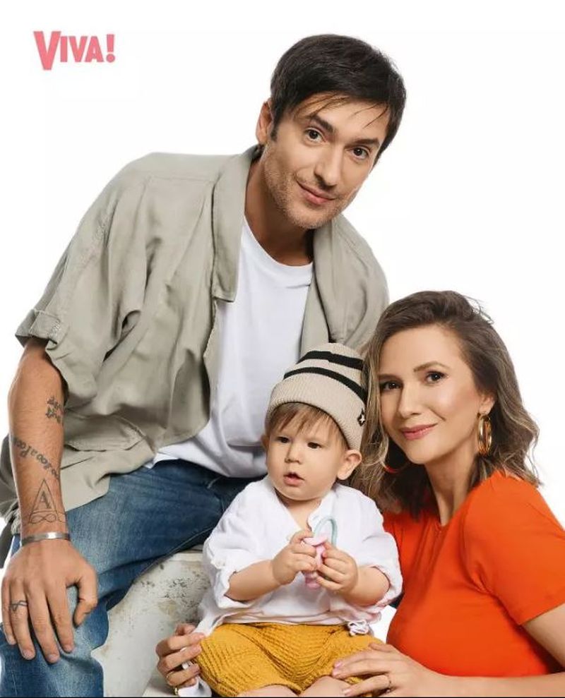 Adela Popescu și Radu Vâlcan oferă publicului prima imagine cu mezinul familiei, Adrian