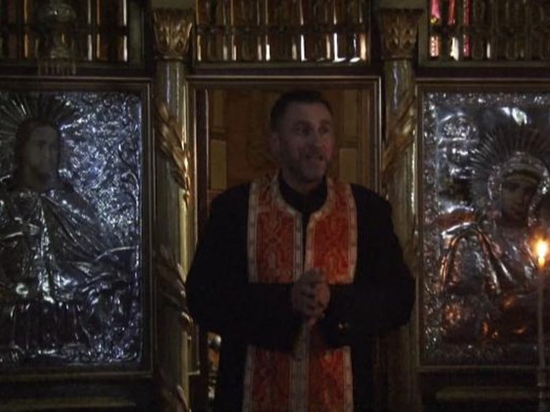 Un preot din Argeș, acuzat de vecini că-și face nevoile pe gardul lor și că le aruncă petarde în curte