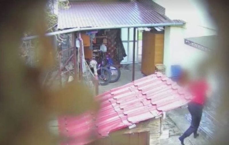 Un preot din Argeș, acuzat de vecini că-și face nevoile pe gardul lor și că le aruncă petarde în curte