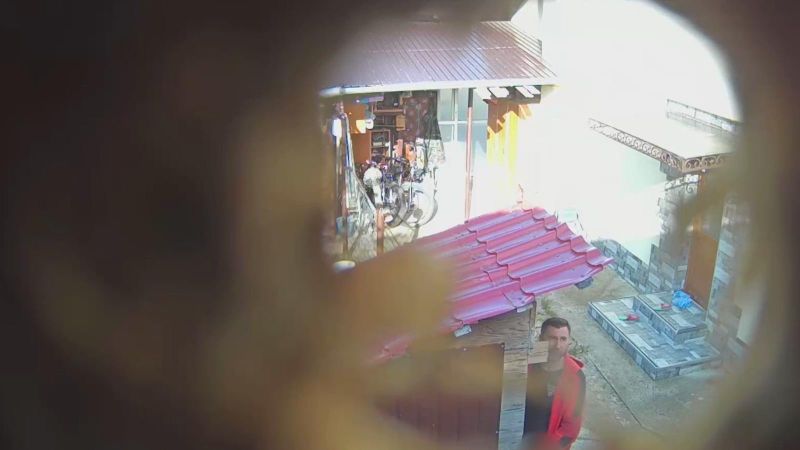 Un preot din Argeș, acuzat de vecini că-și face nevoile pe gardul lor și că le aruncă petarde în curte