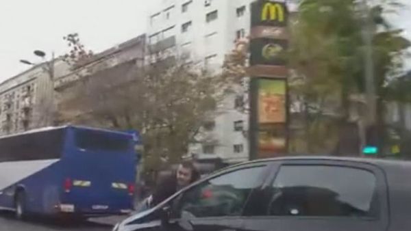 Femeia care a condus doi kilometri prin centrul Bucureștiului cu un bărbat agățat de capotă și-a primit pedeapsa! Ce a decis instanța