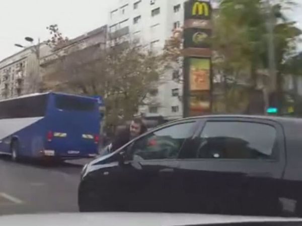 Femeia care a condus doi kilometri prin centrul Bucureștiului cu un bărbat agățat de capotă și-a primit pedeapsa! Ce a decis instanța