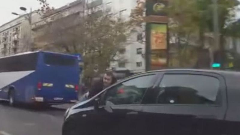 Femeia care a condus doi kilometri prin centrul Bucureștiului cu un bărbat agățat de capotă și-a primit pedeapsa! Ce a decis instanța