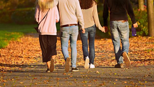 Bancul zilei de marți, 3 mai: Trei prieteni se lauda cu nevestele lor 