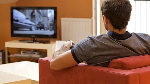 Bancul zilei de miercuri, 4 mai! Un bărbat se uită la TV și se trezește cu o tigaie &icirc;n cap 