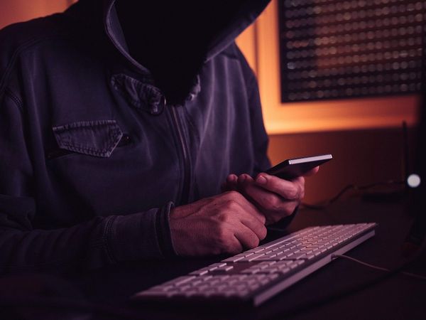 Cea mai nouă capcană descoperită! Cum reușesc hackerii să preia controlul asupra telefonului tău: &bdquo;Datele personale vor fi compromise&rdquo;
