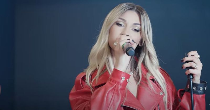 Alina Eremia încheie seria Piano Session cu piesa ”Cum mă țineai”