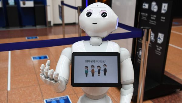 Bancul zilei de vineri, 6 mai 2022: Un bărbat se &icirc;ntoarce de la serviciu cu un robot detector de minciuni