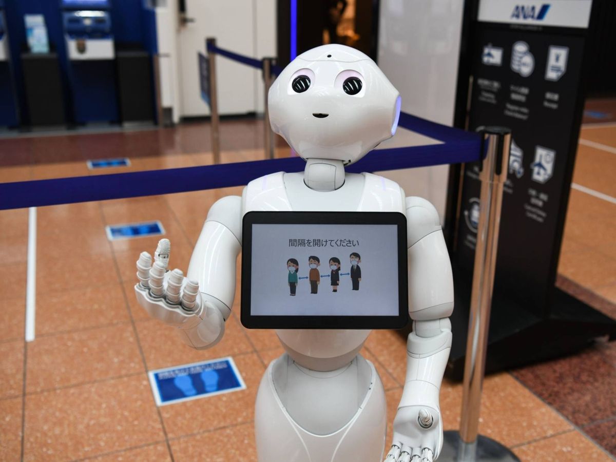 Bancul zilei de vineri, 5 mai 2022: Un bărbat se întoarce de la serviciu cu un robot detector de minciuni